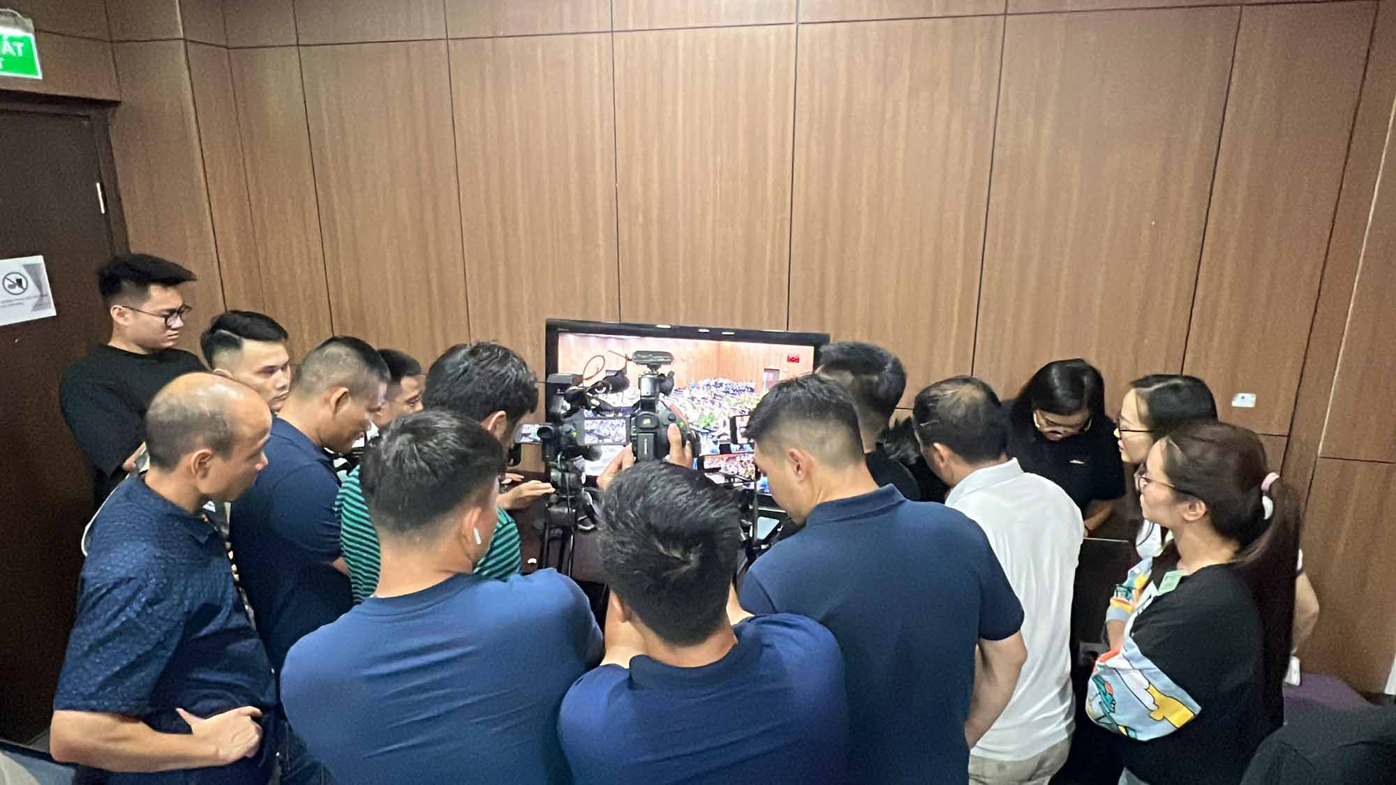 It is necessary to unify the guarantee of the right to work of journalists and reporters at the court session. Pictured is a reporter working through television at a court session at the Hanoi People's Court. Photo: Viet Dung