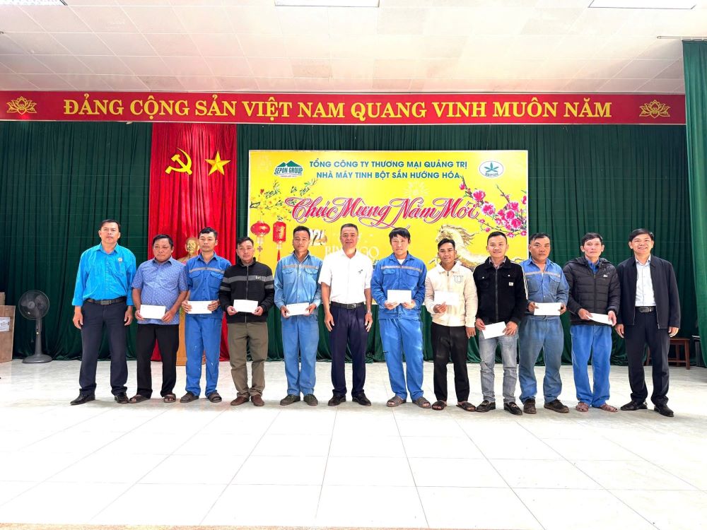 Quang Tri Provincial Labor Federation takes care of Tet for union members and workers. Photo: Quang Tri Trade Union