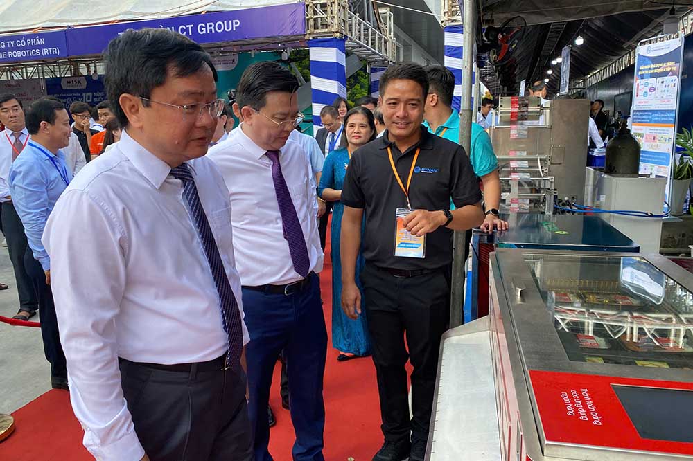 Lãnh đạo tỉnh Tây Ninh tham quan Trung tâm Đổi mới sáng tạo. Ảnh: Anh Huy