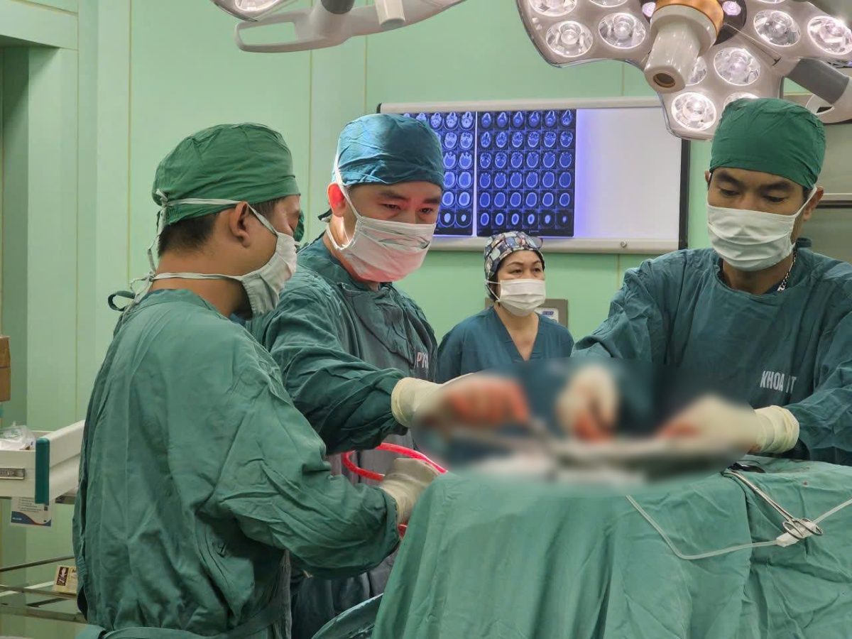 Los dos hospitales se han coordinado, realizando cirugías durante toda la noche para salvar la vida de un paciente con traumatismo craneoencefálico grave debido a un accidente de tráfico. Foto: BVVT