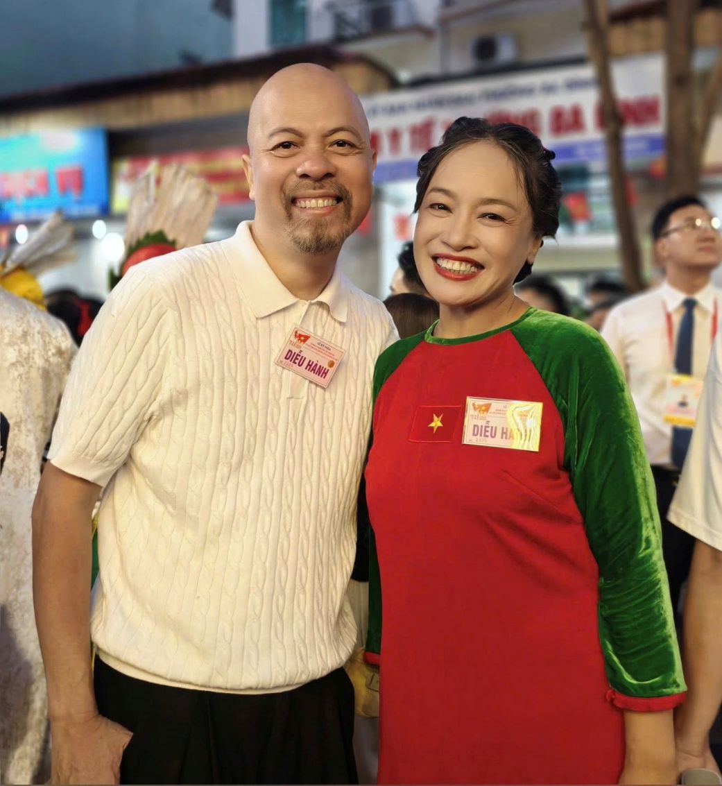 NTK Đức Hùng làm Khối trưởng Khối đại diện 54 dân tộc tại Lễ kỷ niệm 80 năm Cách mạng Tháng Tám và Quốc khánh 2.9 cùng nghệ sĩ Tú Oanh. Ảnh: Nhân vật cung cấp 