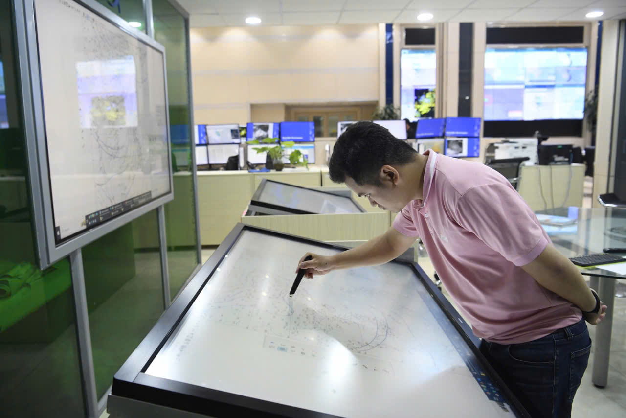 Applying science and technology in storm data analysis. Photo: Hoai Linh