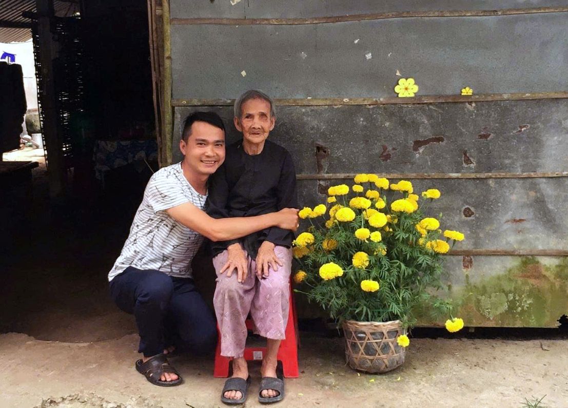 TS Võ Văn Sơn sống cùng bà nội trong căn nhà đơn sơ ở vùng quê xã Bình Trưng, tỉnh Đồng Tháp. Ảnh: NVCC