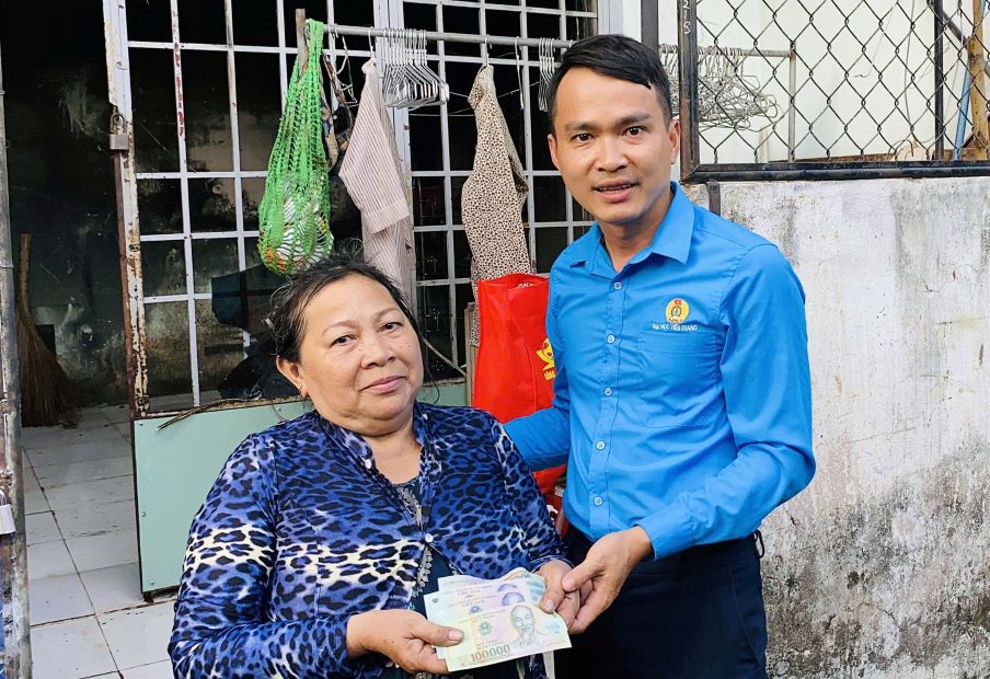 TS Võ Văn Sơn trong lần tặng quà cho người có hoàn cảnh khó khăn. Ảnh: NVCC