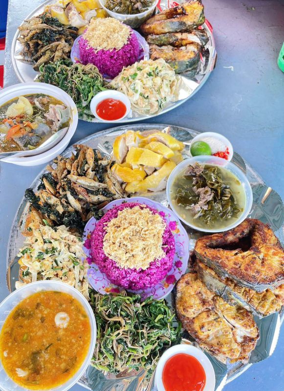 Cá nướng sông Đà trong mâm cơm của các tàu, thuyền phục vụ du khách đến Đền Chúa Thác Bờ. Ảnh: Hải Đăng