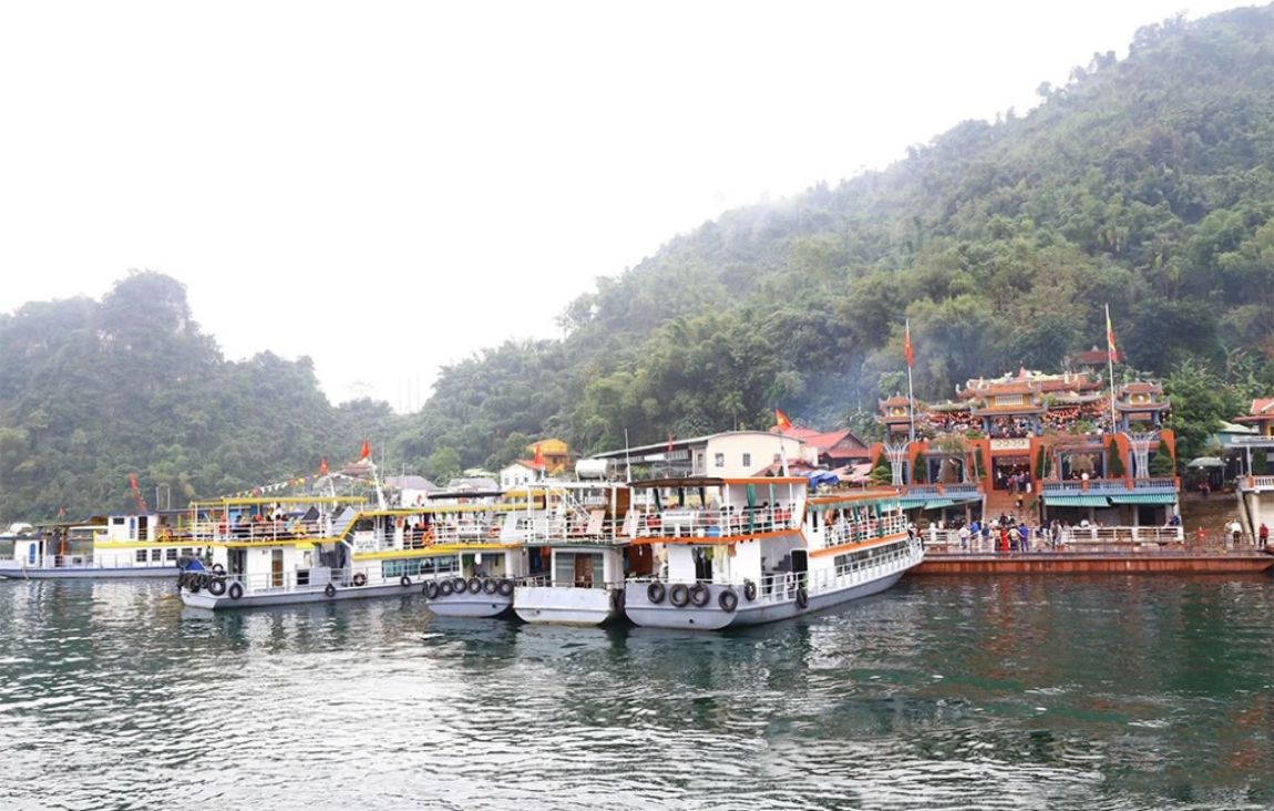 Chua Thac Bo Temple is a famous spiritual tourist destination, attracting many tourists every early spring. Photo: Hai Dang