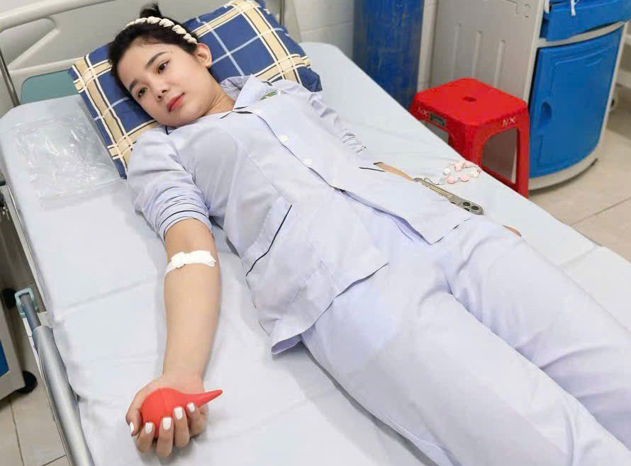 Female nurse Nguyen Thi Dieu Thuy promptly donated blood to save patients. Photo: Hoang Anh