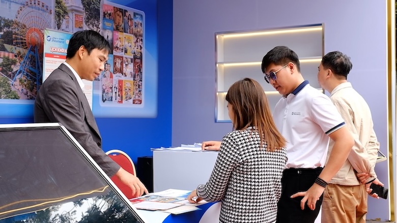 From QR code to smart tours, Hanoi travel breaks through the customer market