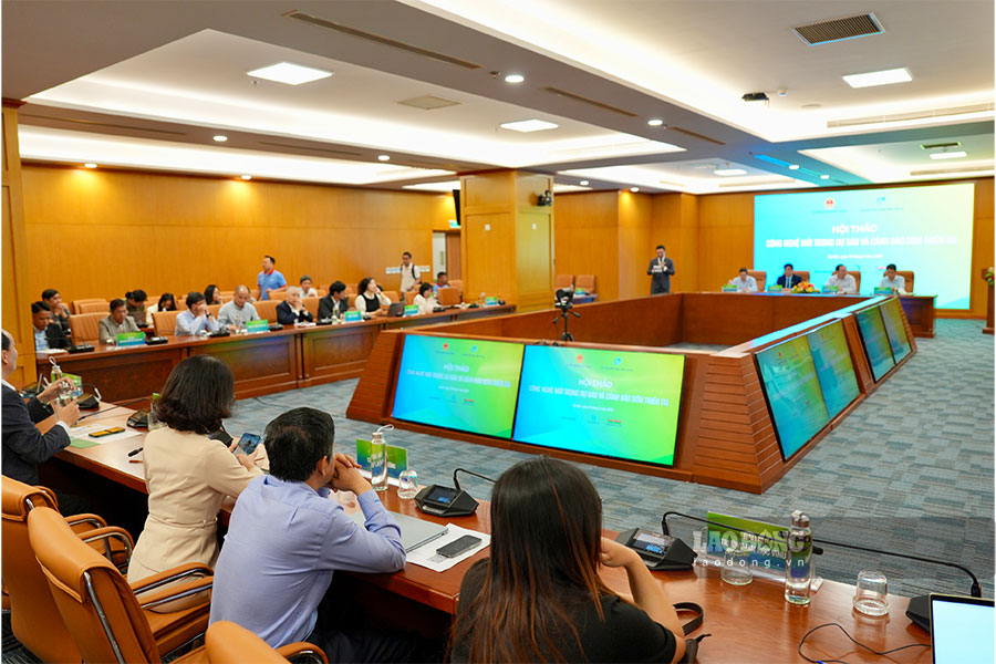 Thứ trưởng Bộ Nông nghiệp và Môi trường nhấn mạnh tầm quan trọng trong cảnh bảo, dự báo sớm thiên tai. Ảnh: Việt Anh.