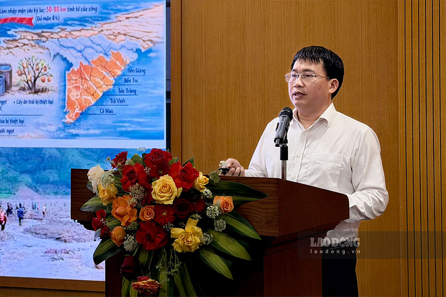 TS Nguyễn Xuân Hiển cho biết Trung tâm Khí tượng Thủy văn đang ứng dụng nhiều công nghệ hiện đại vào công tác dự báo. Ảnh: Việt Anh