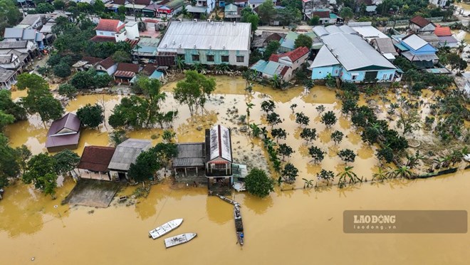 L'année 2025 a été témoin de nombreuses doubles catastrophes naturelles qui se sont produites de manière anormale, dépassant les niveaux historiques. Photo: Nguyễn Luân.