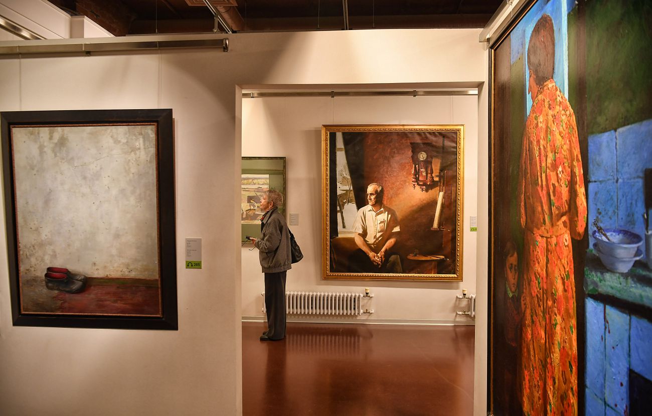 Từ tối giản đến phức tạp, từ bán trừu đến trừu tượng, mỗi tác phẩm ở đây đều buộc người xem phải tư duy đa chiều. Ảnh: Việt Văn