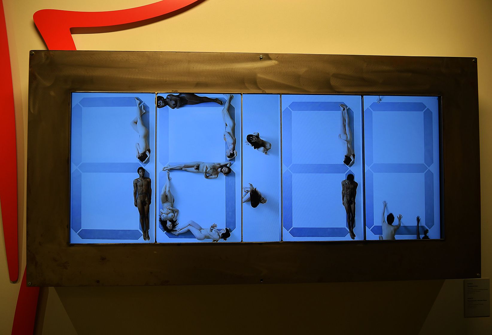 Một tác phẩm sắp đặt ảnh ấn tượng ngay cạnh lời giới thiệu bảo tàng. Ảnh: Việt Văn