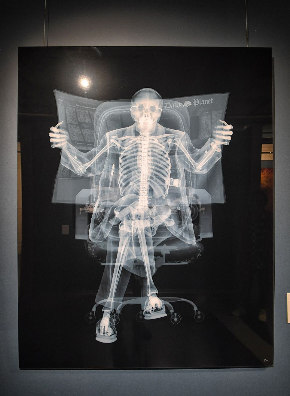 Tác phẩm “Newspaper Man” của tác giả Nick Veasay. Ảnh: Việt Văn