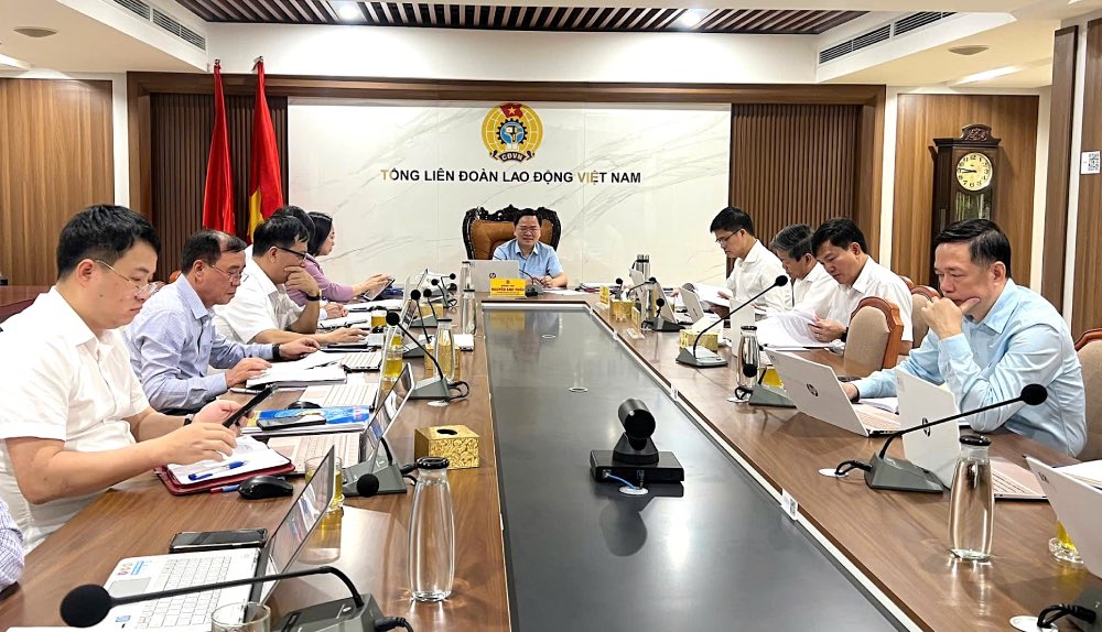 El Sr. Nguyen Anh Tuan - Miembro del Comité Central del Partido, Miembro del Comité Permanente del Comité del Partido del Frente de la Patria, las organizaciones centrales, Presidente de la Confederación General del Trabajo de Vietnam presidió una reunión de los subcomités para preparar el XIV Congreso Sindical de Vietnam, mandato 2026 - 2031. Foto: Kieu Vu