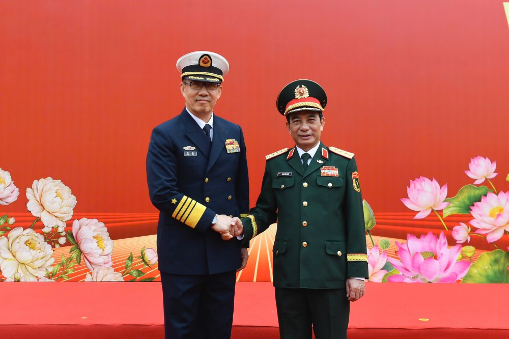 General Phan Van Giang - Minister of National Defense of Vietnam - chairs the welcoming ceremony for Senior Lieutenant General Dong Jun - Minister of National Defense of China. Photo: Tran Vuong