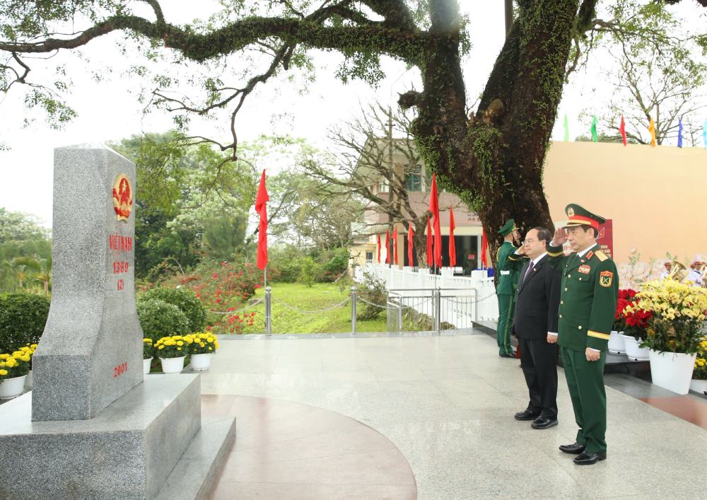 Đại tướng Phan Văn Giang và các đại biểu thực hiện nghi thức chào Cột mốc biên giới