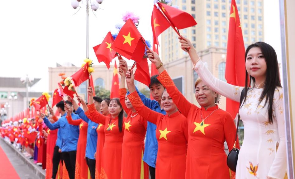 Người dân chào đón 