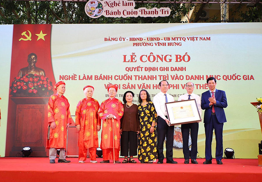 Thứ trưởng Bộ VHTTDL Hồ An Phong trao Quyết định ghi danh nghề làm bánh cuốn Thanh Trì vào danh mục Quốc gia về di sản văn hoá phi vật thể cho tập thể lãnh đạo, nghệ nhân phường Vĩnh Hưng, TP Hà Nội. Ảnh: Việt Hùng/Cổng TTĐT Bộ VHTTDL