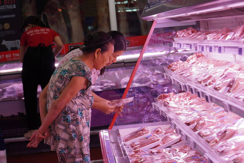 Pressure to increase input prices forces retail businesses to promote promotions, strive to maintain prices and stabilize the market. Photo: Ngoc Le