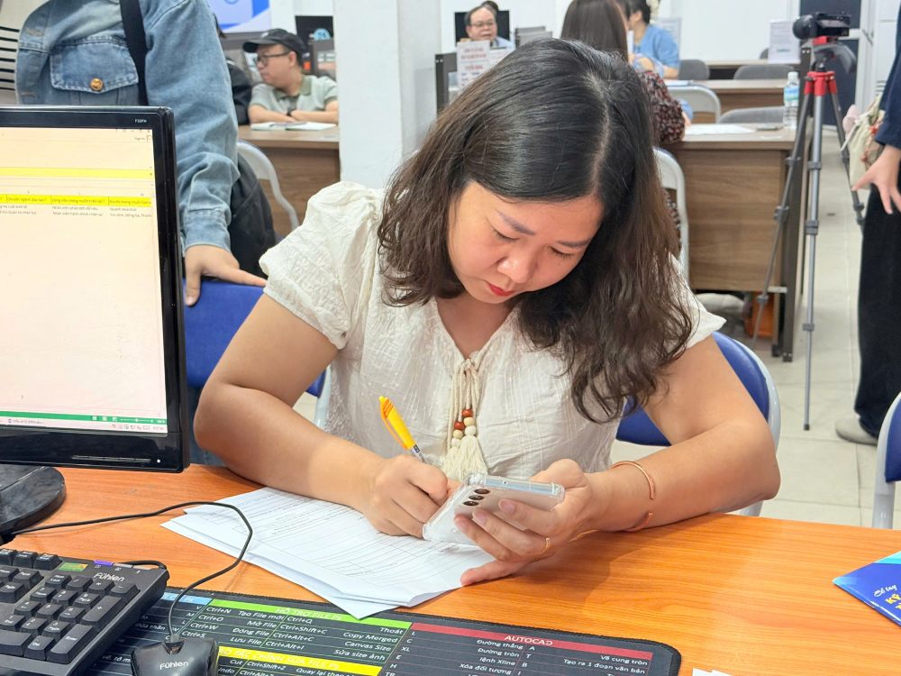 Chị Nguyễn Thị Thanh Bình mong sẽ tìm được việc đúng chuyên môn trước đây. Ảnh: Quỳnh Chi