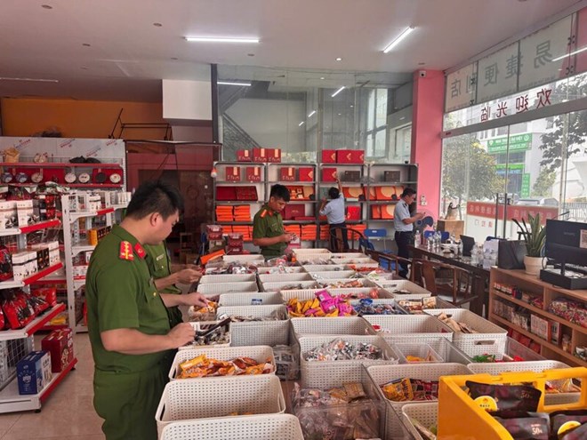 La policía de Hung Yen refuerza las inspecciones de las actividades comerciales a principios de 2026. Foto: Policía de la provincia de Hung Yen