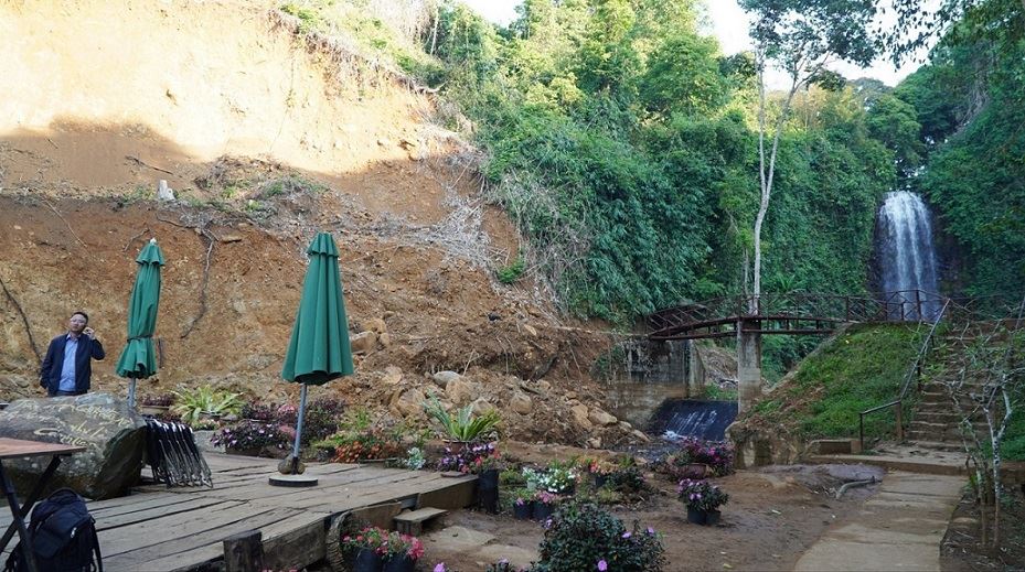 Do ảnh hưởng đợt mưa lũ cuối năm 2025, điểm du lịch thác Pa Sỹ bị sạt lở nghiêm trọng, nhiều thời điểm đã phải đóng cửa vì không đảm bảo an toàn phục vụ du khách. Ảnh: Thanh Nhị