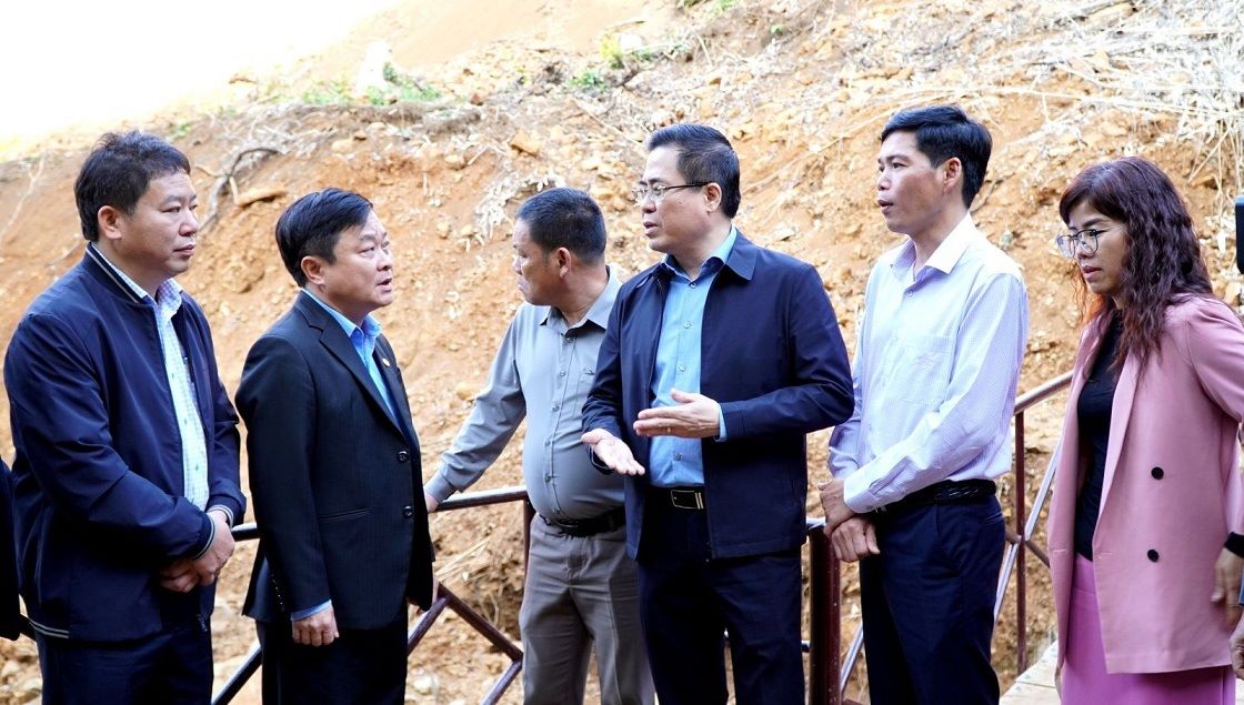 Ông Nguyễn Hoàng Giang - Chủ tịch UBND tỉnh Quảng Ngãi (đứng thứ 3 từ phải sang) chỉ đạo địa phương cùng các sở, ngành liên quan khẩn trương xây dựng phương án tu bổ, sửa chữa tổng thể điểm du lịch thác Pa Sỹ. Ảnh: Lam Uyên