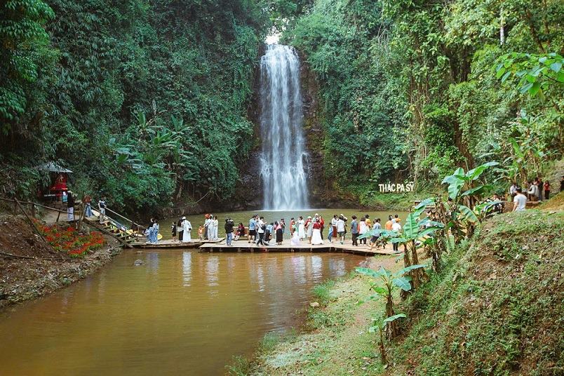 폭풍우로 손상되기 전 망덴면의 파시 폭포는 매년 수십만 명의 관광객을 유치하는 중요한 관광 명소였습니다. 사진: 반하