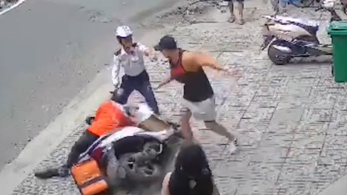 Man assaults female shipper in the middle of the street, Ho Chi Minh City Police intervene. Photo: Police provided
