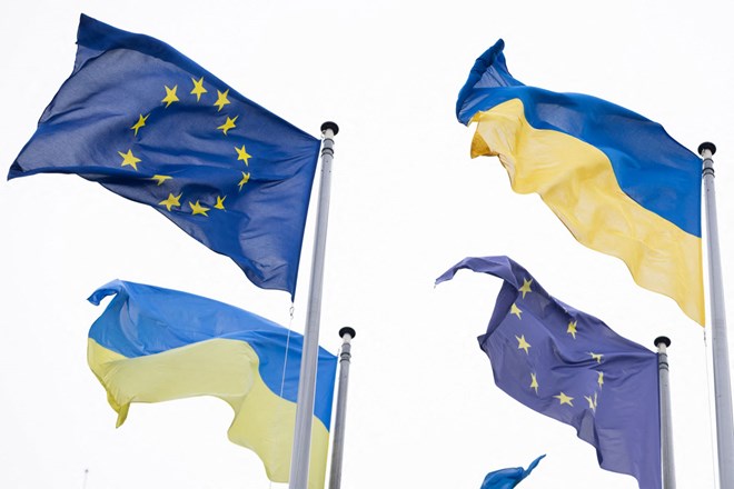 European Union (EU) flag and Ukrainian flag. Photo: AFP