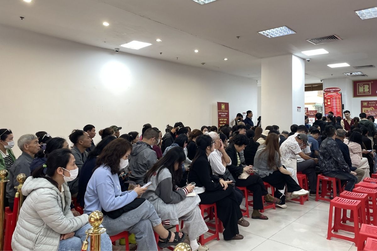 El precio del oro tiende a estancarse, los compradores aprovechan para hacer cola para comprar. Foto: Ha Linh