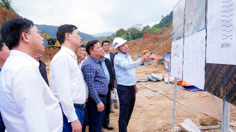 The Nghe An Provincial Working Group inspects the construction progress of the Inter-level Boarding School in Tam Thai commune. Photo: Tran Trung Hieu