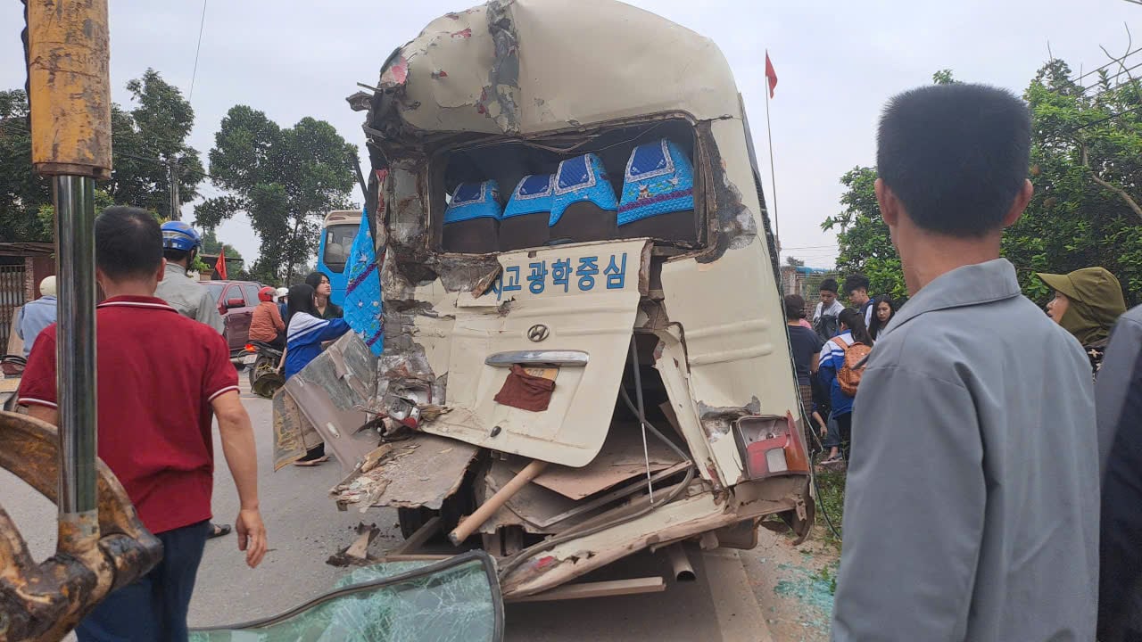 Un camion a percuté et détruit l'arrière d'un véhicule scolaire. Photo: Hà Thanh