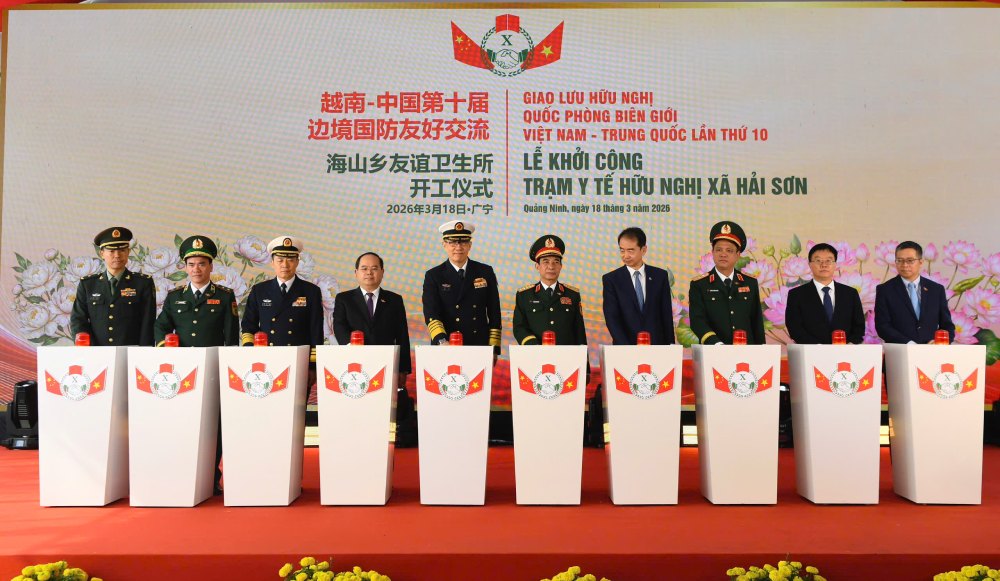 General Phan Van Giang - Minister of National Defense of Vietnam and Senior Lieutenant General Dong Quan - Minister of National Defense of China and delegates perform the groundbreaking ceremony of the Health Station. Photo: Tran Vuong