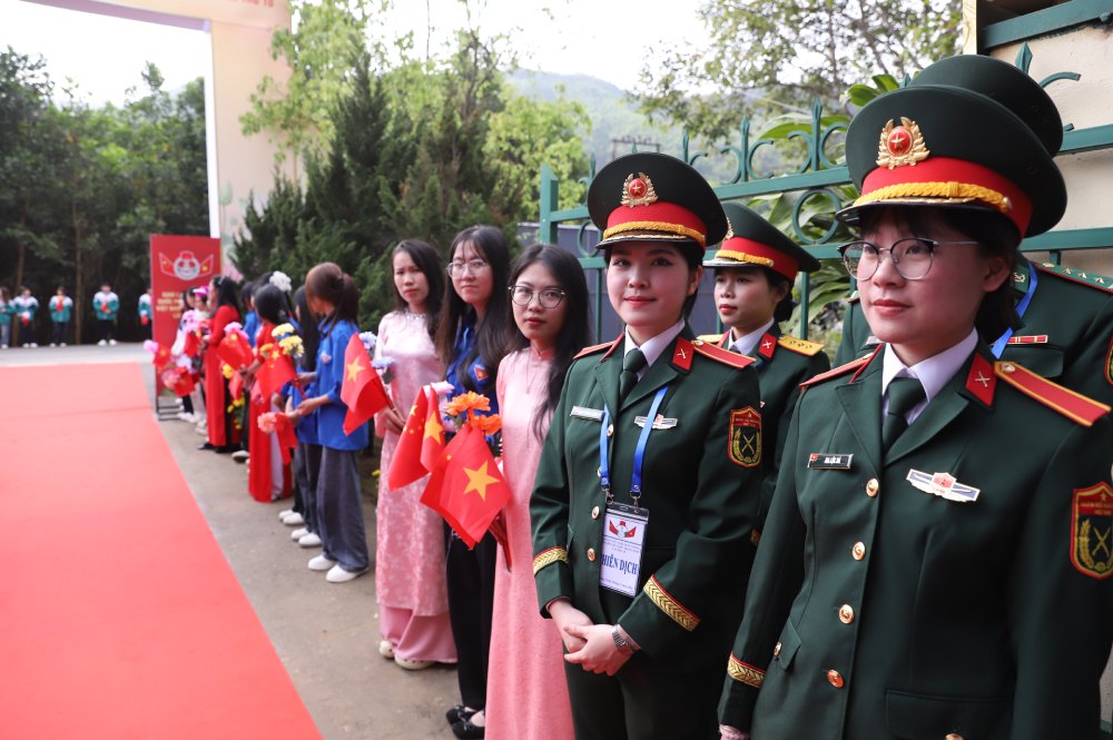 Người dân, học sinh, sinh viên vẫy cờ, hoa chào mừng hoạt động Khởi công Trạm Y tế ở 