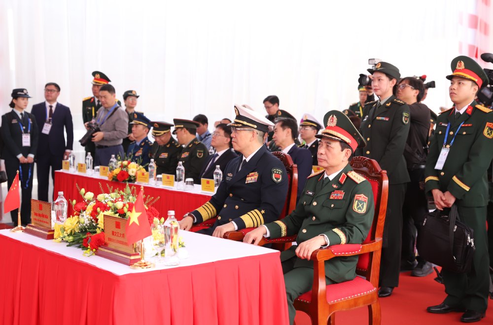 Hai Bộ trưởng Bộ Quốc phòng Việt Nam - Trung Quốc tại Lễ khởi công Trạm Y tế. Ảnh: Trần Vương