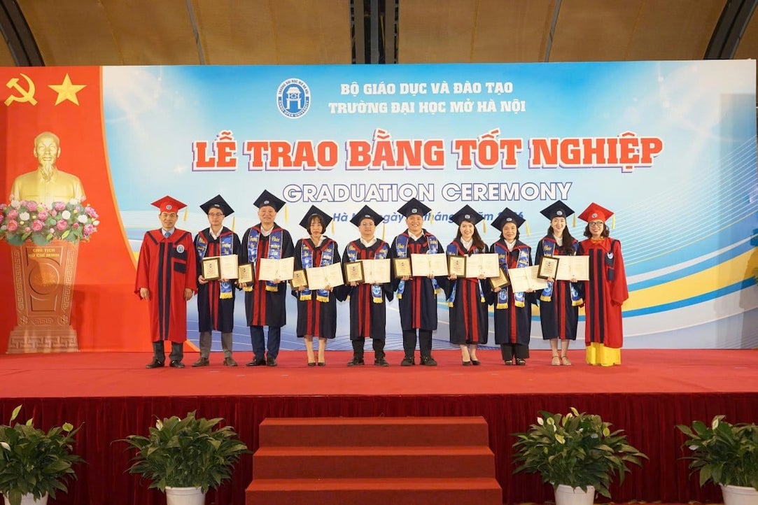 Trường Đại học Mở Hà Nội trao bằng cho học viên, sinh viên tốt nghiệp. Ảnh: Trường Đại học Mở Hà Nội