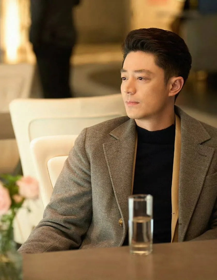 Hoắc Kiến Hoa gần đây đã chuyển sang hình ảnh của một người đàn ông trung niên, giản dị và gần gũi hơn với đời sống thường nhật.