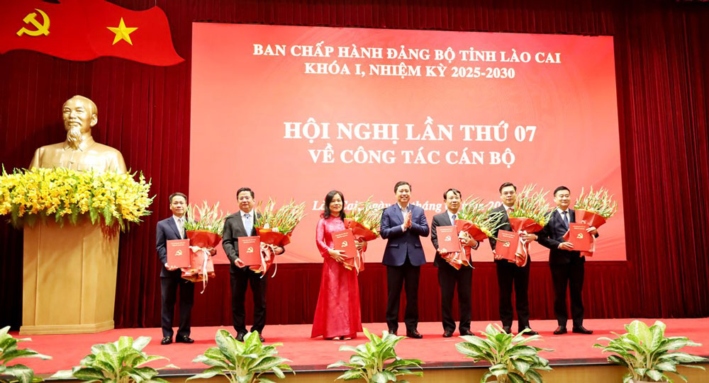 Bí thư Tỉnh ủy Lào Cai Dương Quốc Huy trao Quyết định và tặng hoa chúc mừng 6 nhân sự được chỉ định tham gia Ban Chấp hành Đảng bộ