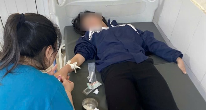 Hung Yen Department of Education and Training intervenes in the case of female students drinking pesticide due to pressure from friends. Photo: Family provided