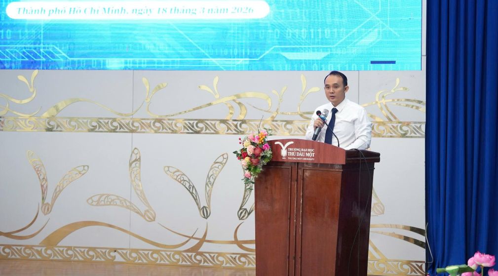 Tiến sĩ Bùi Thanh Khiết – Phó Hiệu trưởng Trường Đại học Thủ Dầu Một phát biểu khai mạc hội thảo. Ảnh: TDMU