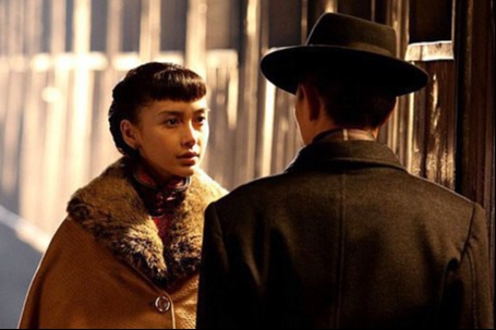 Angelababy không thể khóc trong cảnh chia ly, khiến Lưu Đức Hoa không hài lòng. Ảnh cắt từ phim. 