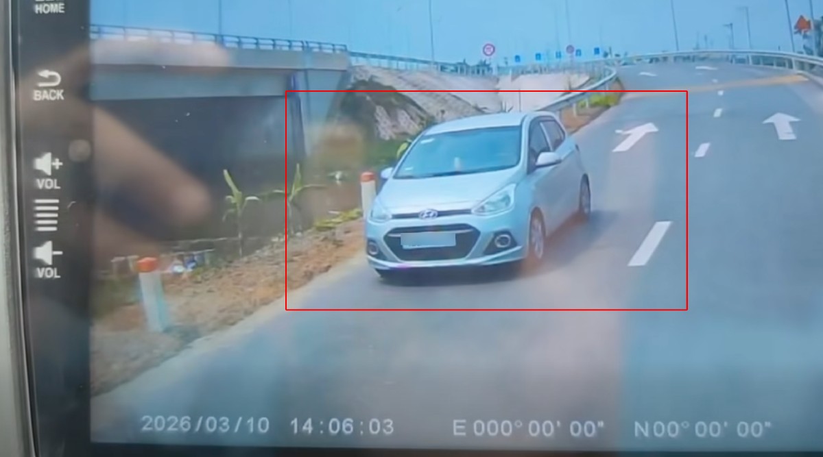Ninh Binh traffic police handle drivers driving cars turning right at signs prohibiting turning right. Photo: Cut from clip
