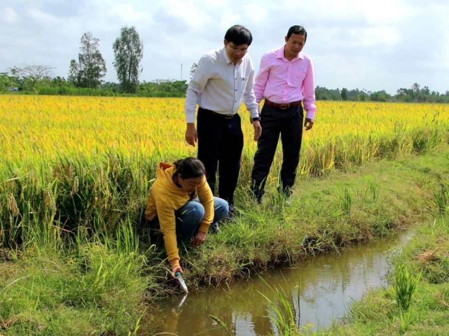 Ngành nông nghiệp thường xuyên theo dõi diễn biến xâm nhập mặn để kịp thời ứng phó. Ảnh: Phương Anh
