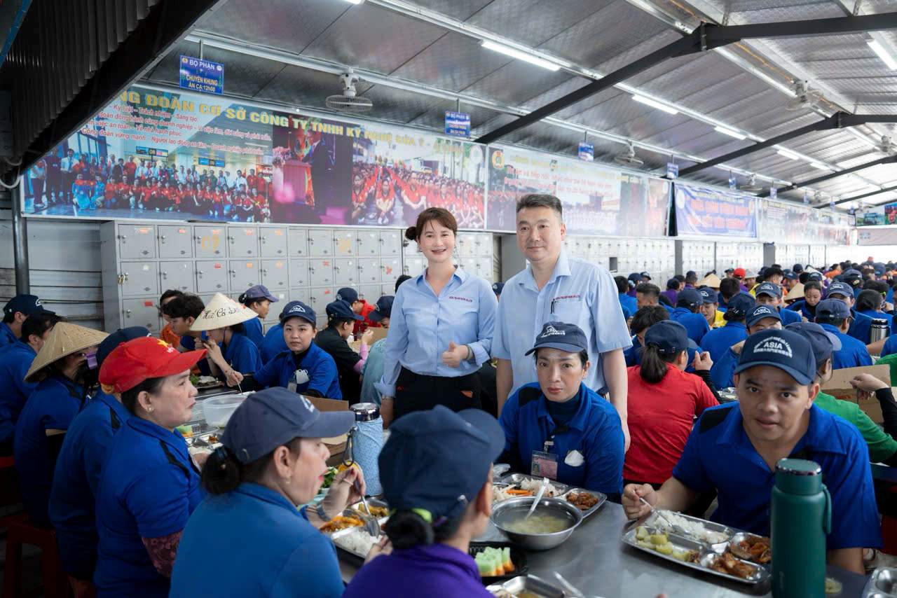 Ông Ming Xiao Qiang - Tổng Quản sản xuất và bà Lê Thị Hương - Chủ tịch CĐCS công ty thăm hỏi, động viên công nhân lao động. Ảnh: CĐCS cung cấp