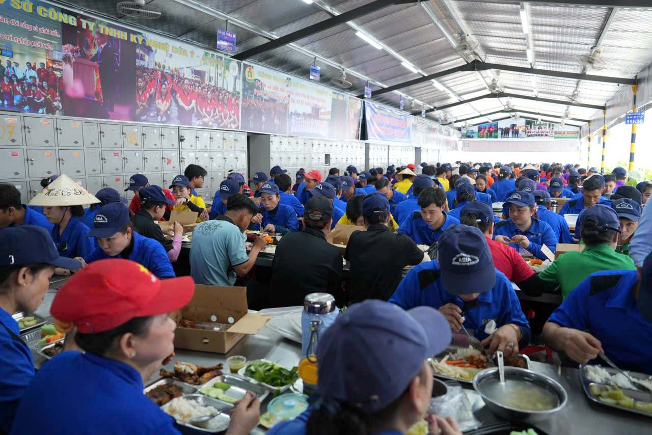 Chương trình “Bữa cơm Công đoàn” được tổ chức mỗi tháng 1 lần. Ảnh: CĐCS cấp