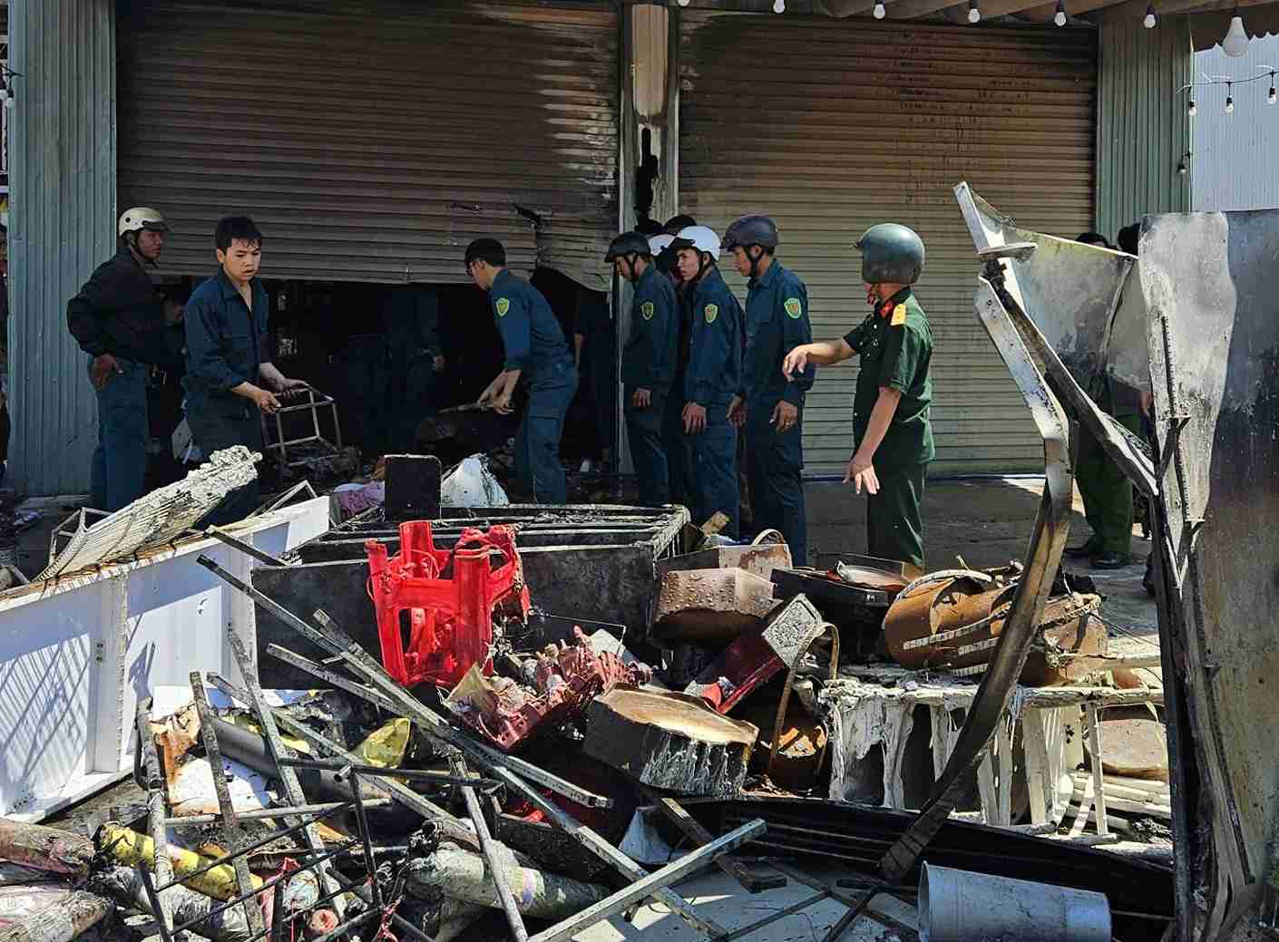 多くの努力の結果、部隊は大規模な火災を鎮圧しました。写真:タン・ヒー