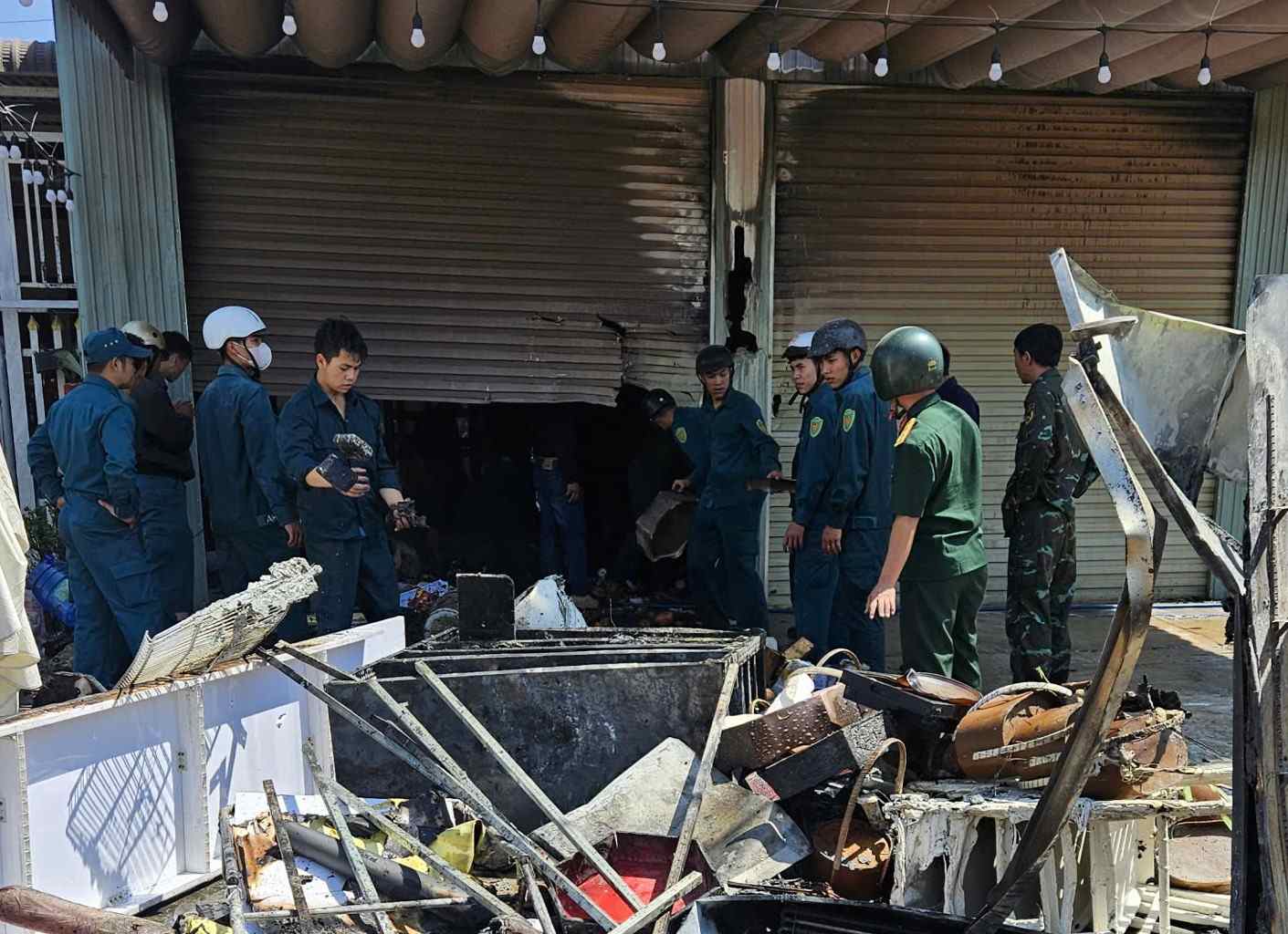 Ngay sau khi lửa bùng phát, lực lượng chức năng nhanh chóng có mặt triển khai chữa cháy, cứu hộ. Ảnh: Thần Hy 