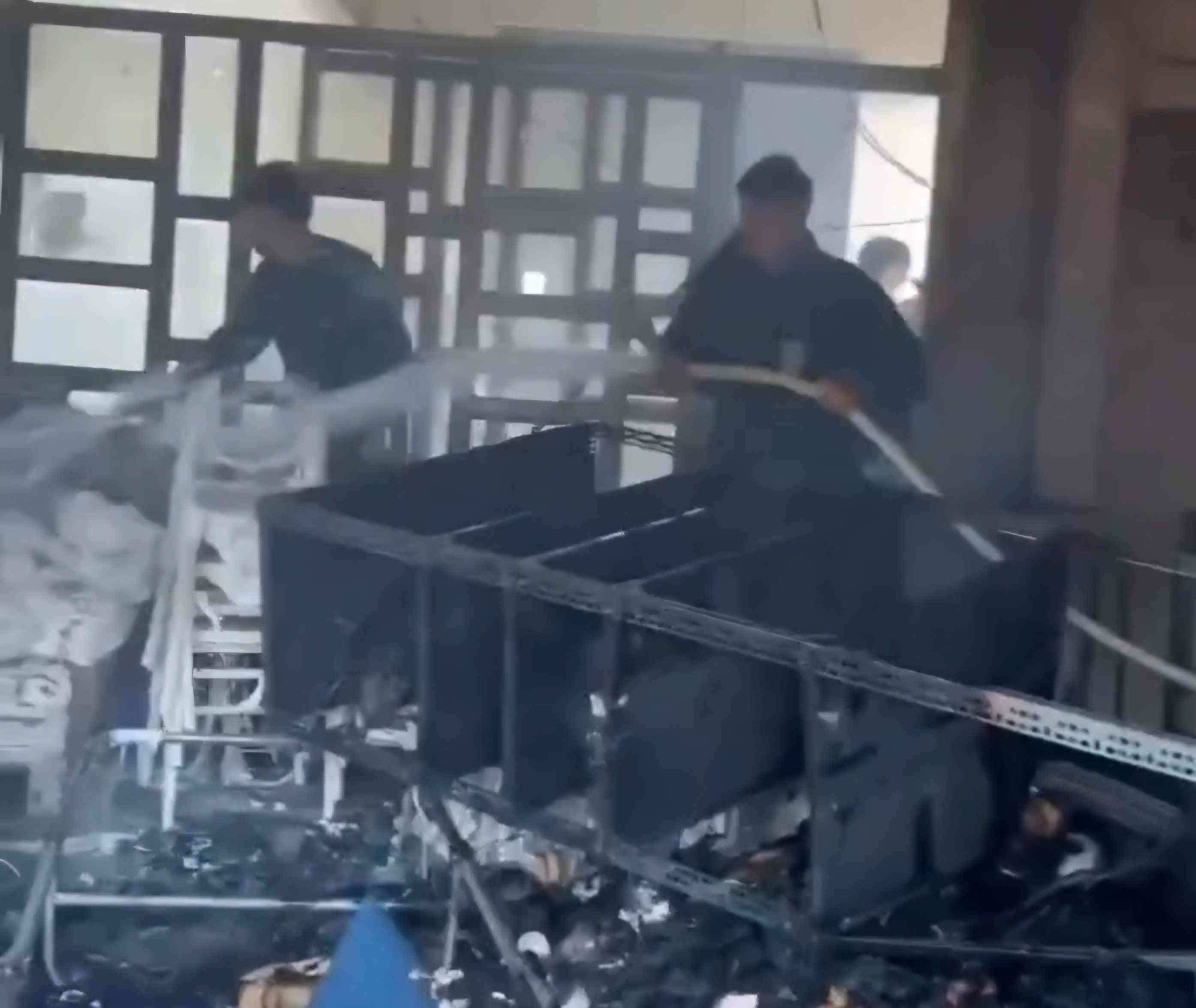 Các lực lượng nỗ lực dập lửa khống chế vụ cháy. Ảnh: Thần Hy 